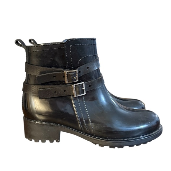 Nicole Miller Shoes - Nicole Miller Lugged Sole Black Rubber Rain Boots with Buckles Women’s Size 7